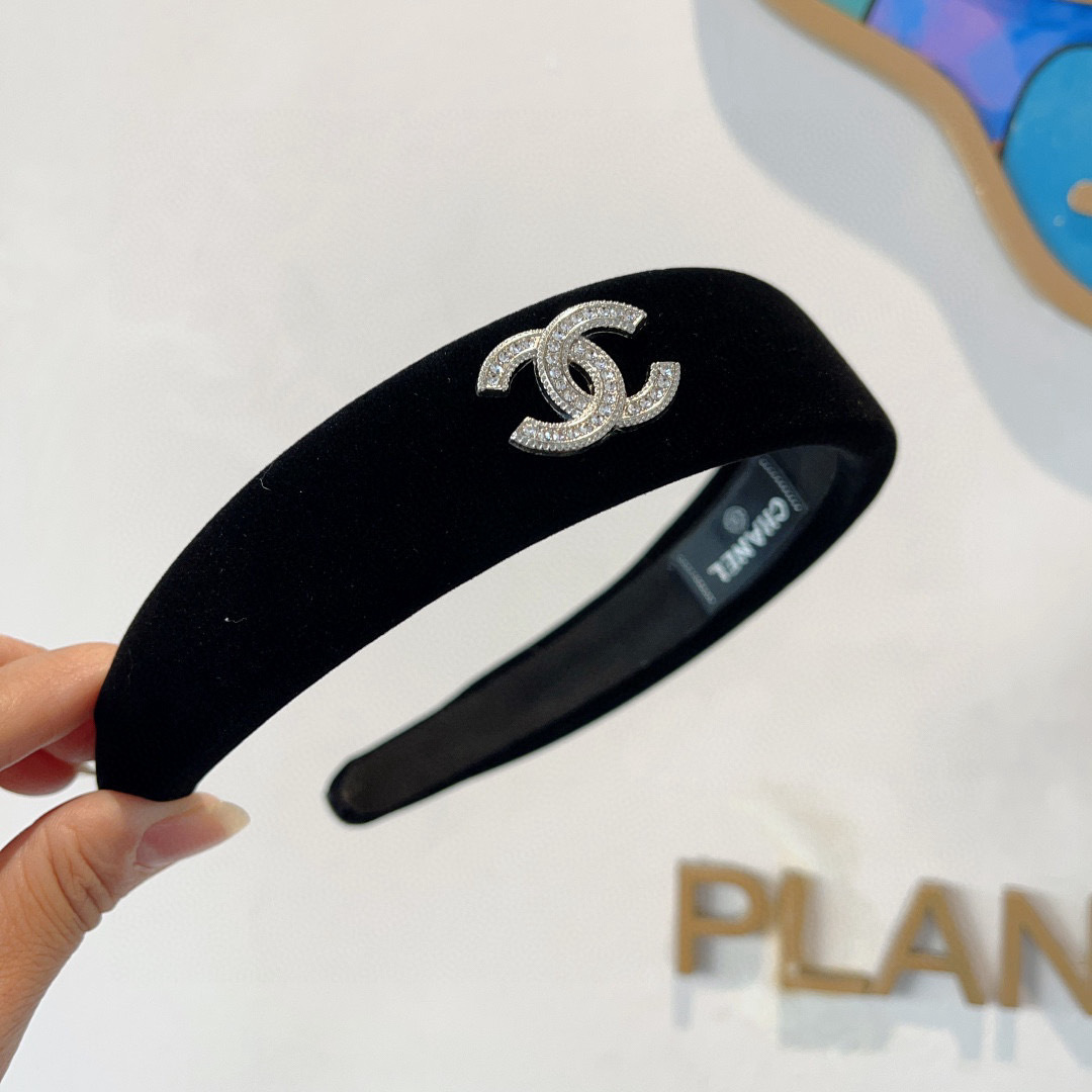 配包装
CHANEL（香奈儿）最新款小香发箍，复古头箍，网红爆款推荐 搭配高端材质，超精致，时尚百搭。