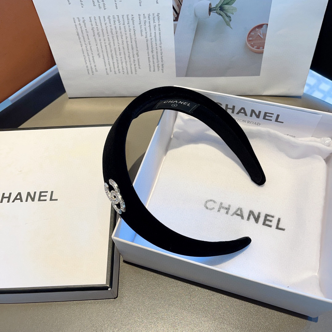 配包装
CHANEL（香奈儿）最新款小香发箍，复古头箍，网红爆款推荐 搭配高端材质，超精致，时尚百搭。