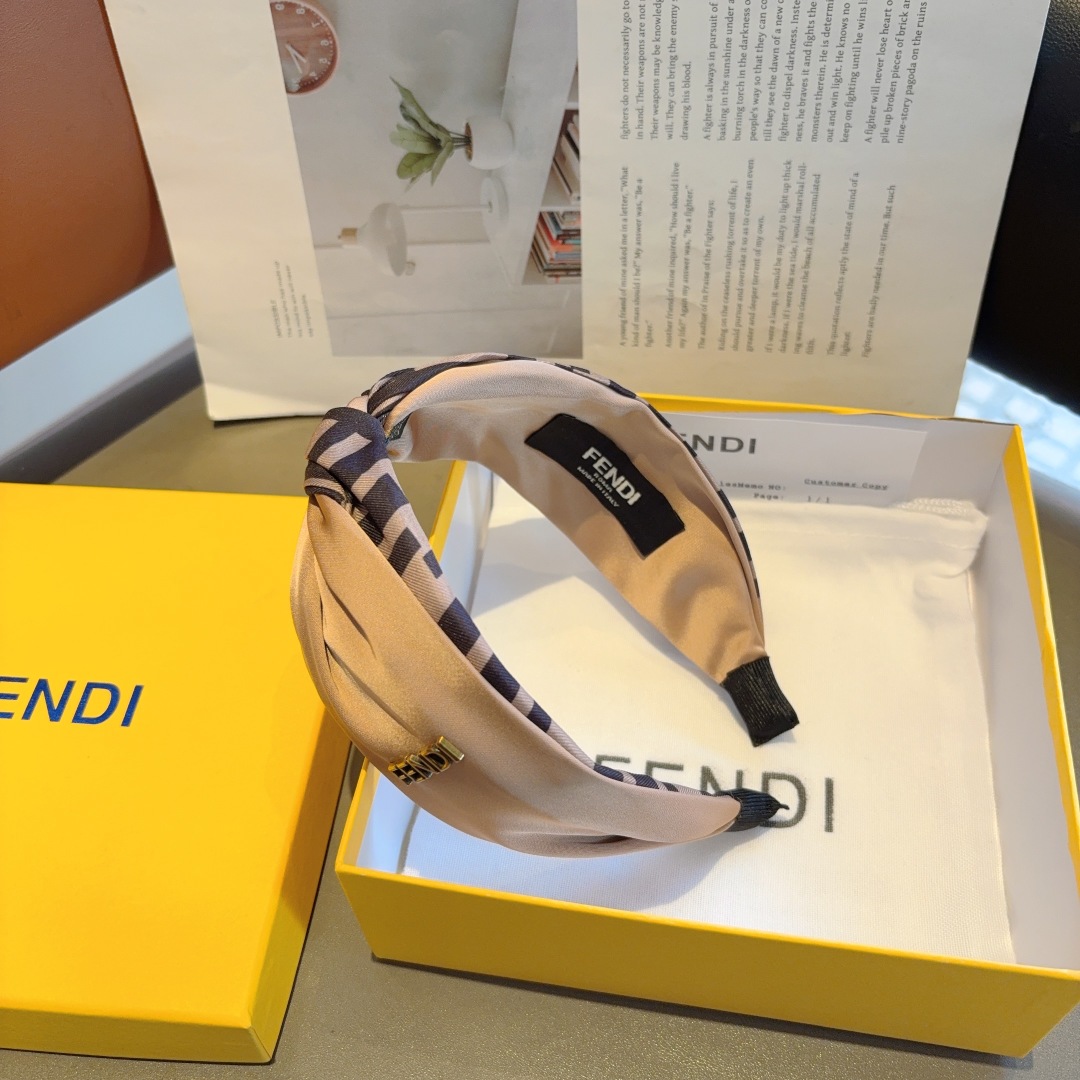 配包装
FENDI 芬迪 火爆新款双F发箍，宽版原单头箍， 简约百搭，潮女必备品，超级的高大上！