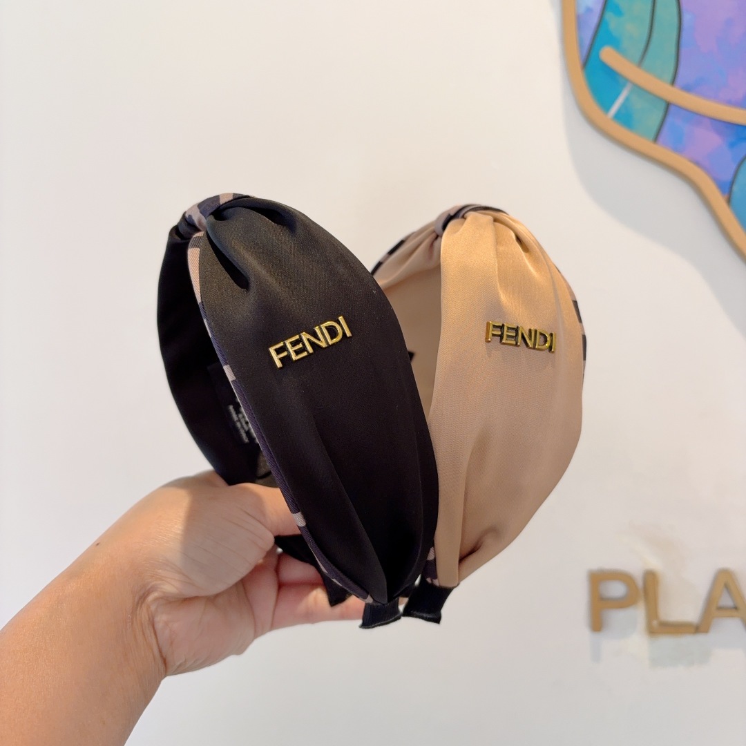 配包装
FENDI 芬迪 火爆新款双F发箍，宽版原单头箍， 简约百搭，潮女必备品，超级的高大上！