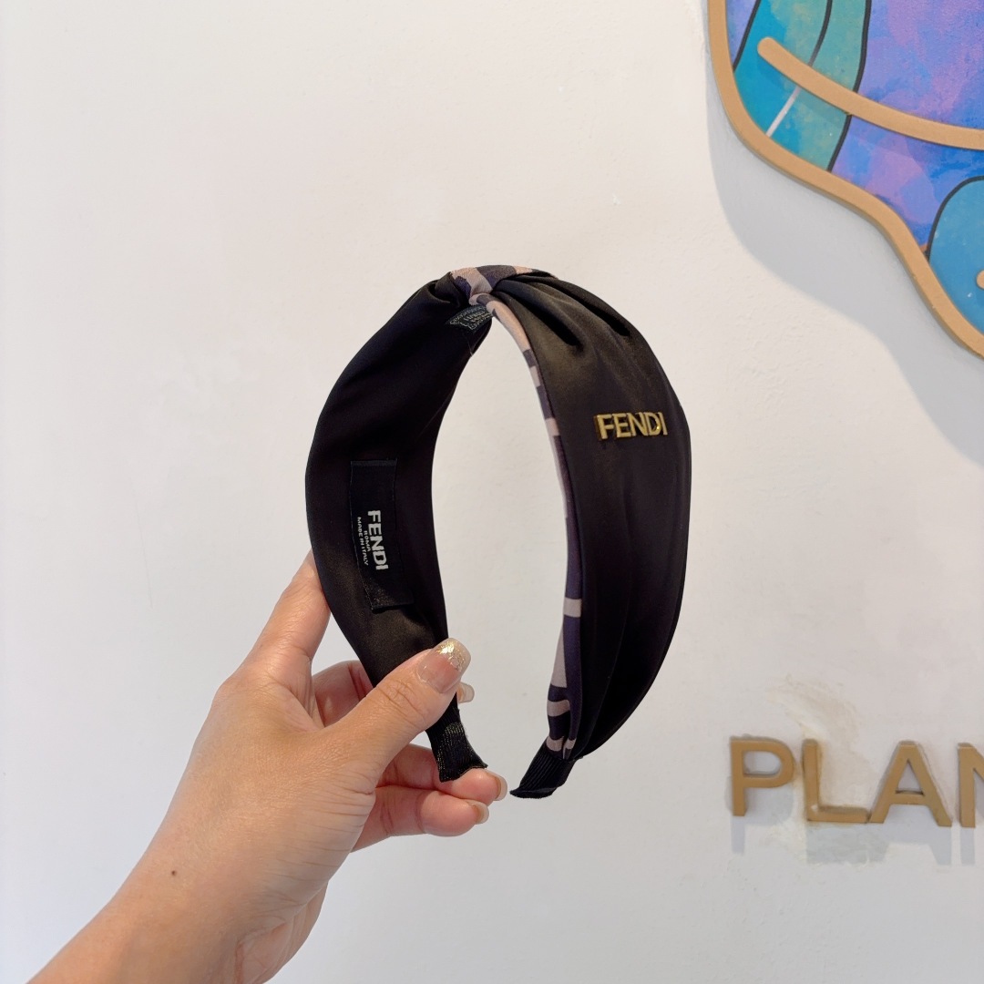 配包装
FENDI 芬迪 火爆新款双F发箍，宽版原单头箍， 简约百搭，潮女必备品，超级的高大上！