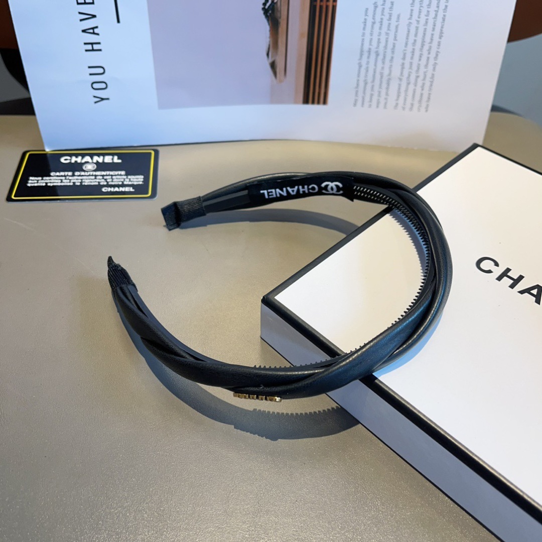 配包装
CHANEL（香奈儿）最新款小香羊皮发箍，复古头箍，网红爆款推荐 搭配高端材质，超精致，时尚百搭