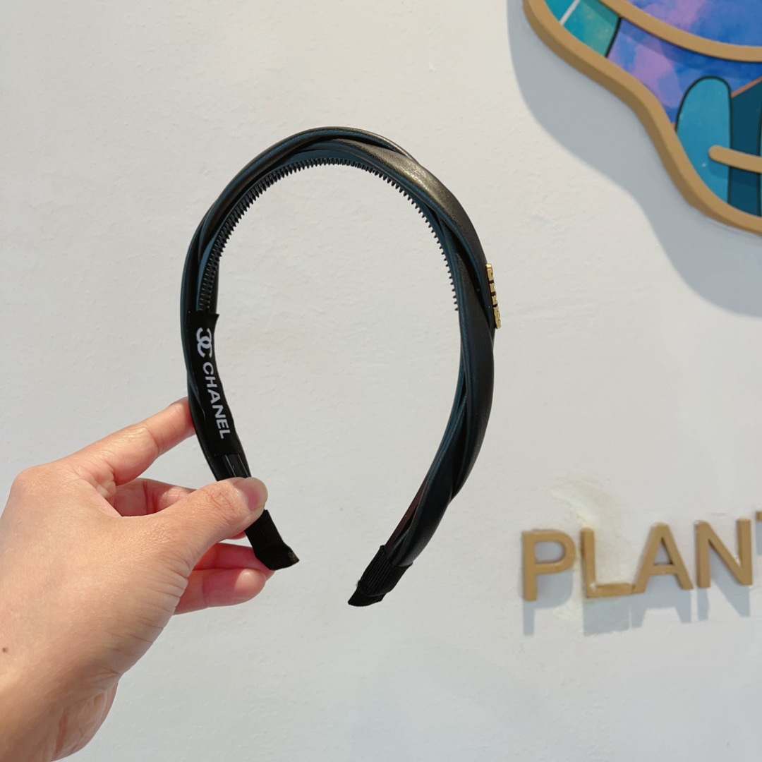 配包装
CHANEL（香奈儿）最新款小香羊皮发箍，复古头箍，网红爆款推荐 搭配高端材质，超精致，时尚百搭