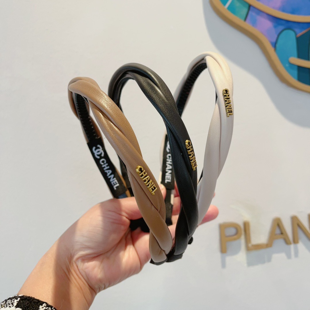 配包装
CHANEL（香奈儿）最新款小香羊皮发箍，复古头箍，网红爆款推荐 搭配高端材质，超精致，时尚百搭