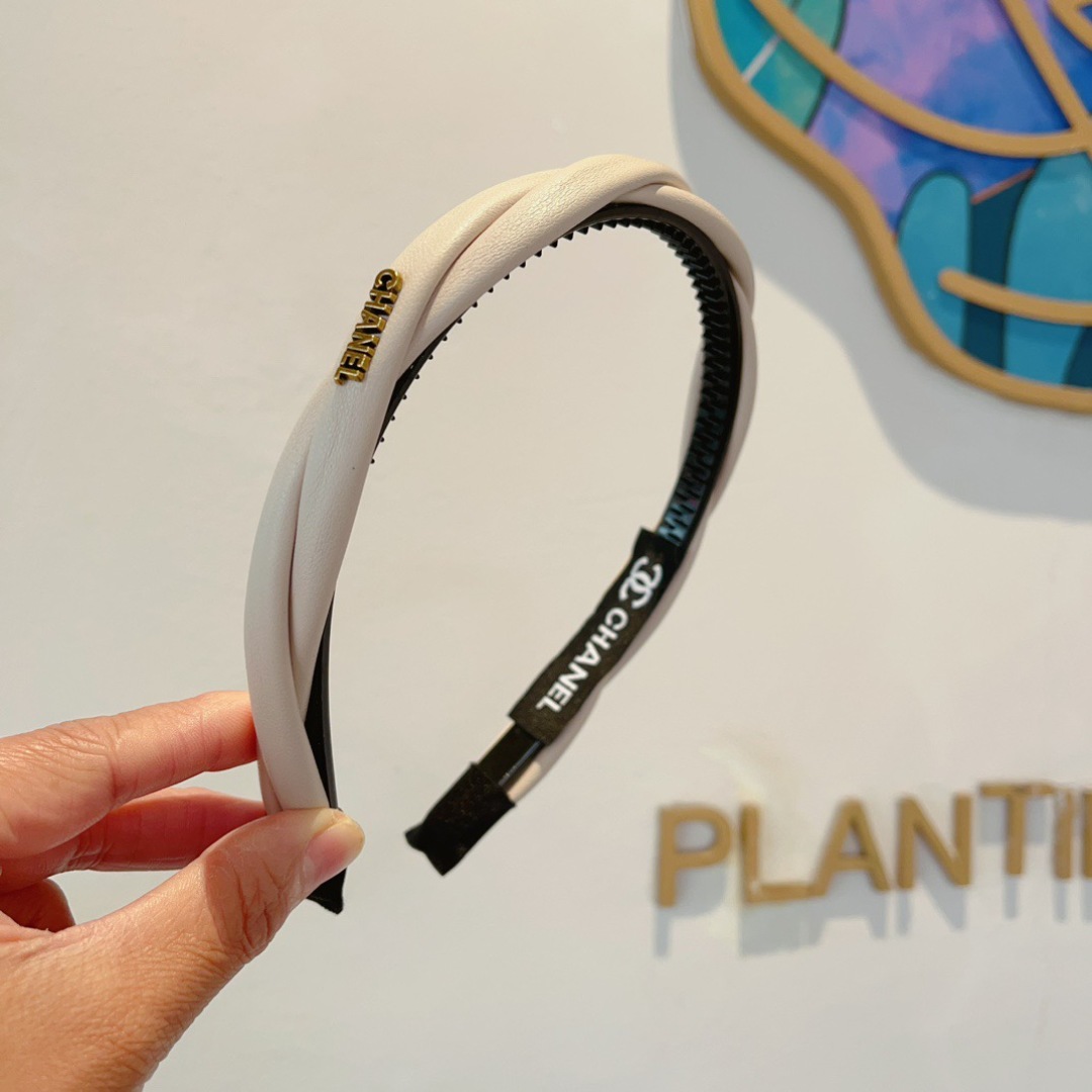 配包装
CHANEL（香奈儿）最新款小香羊皮发箍，复古头箍，网红爆款推荐 搭配高端材质，超精致，时尚百搭