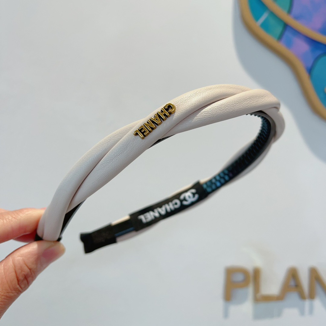 配包装
CHANEL（香奈儿）最新款小香羊皮发箍，复古头箍，网红爆款推荐 搭配高端材质，超精致，时尚百搭