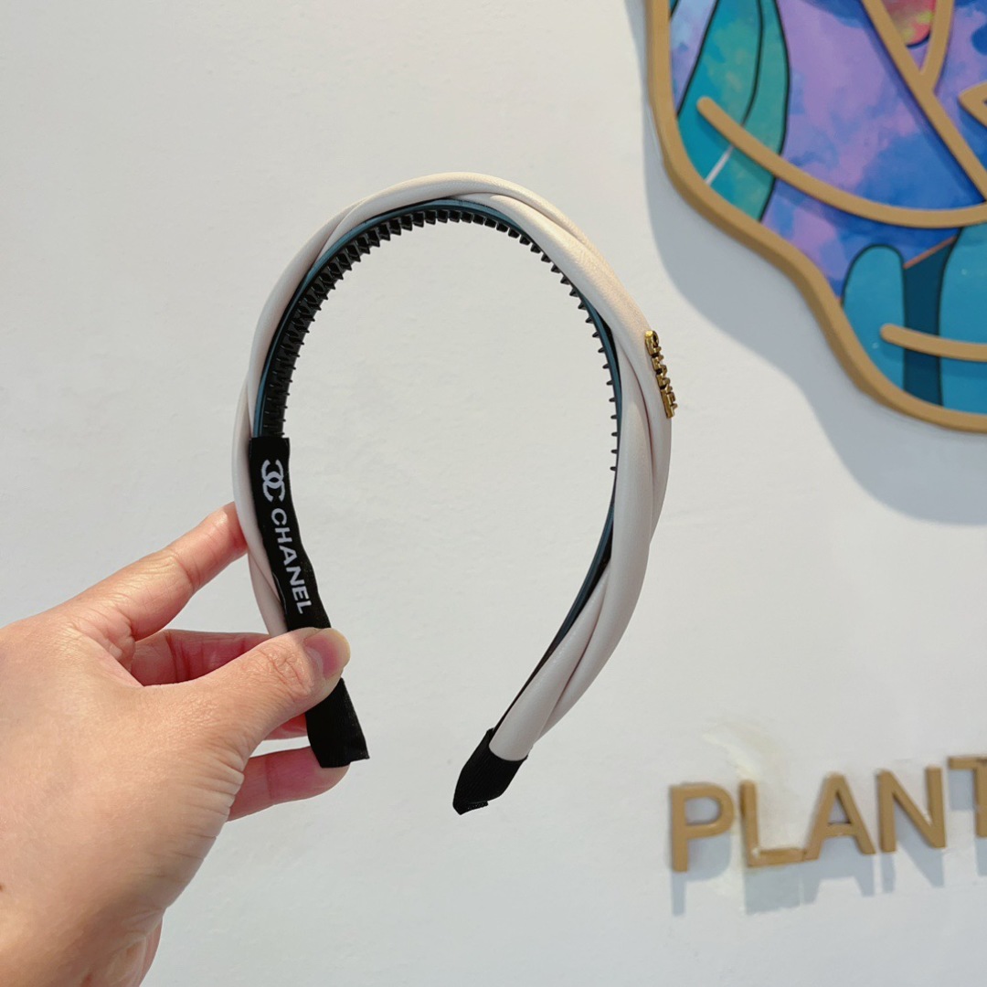配包装
CHANEL（香奈儿）最新款小香羊皮发箍，复古头箍，网红爆款推荐 搭配高端材质，超精致，时尚百搭