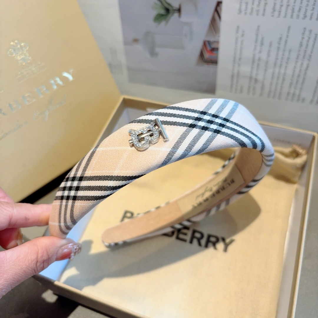 配包装
巴宝莉BURBERRY 新款发箍，客供面料 🎀细节全部实拍！非常耐看又百搭、适合各种场合搭配！