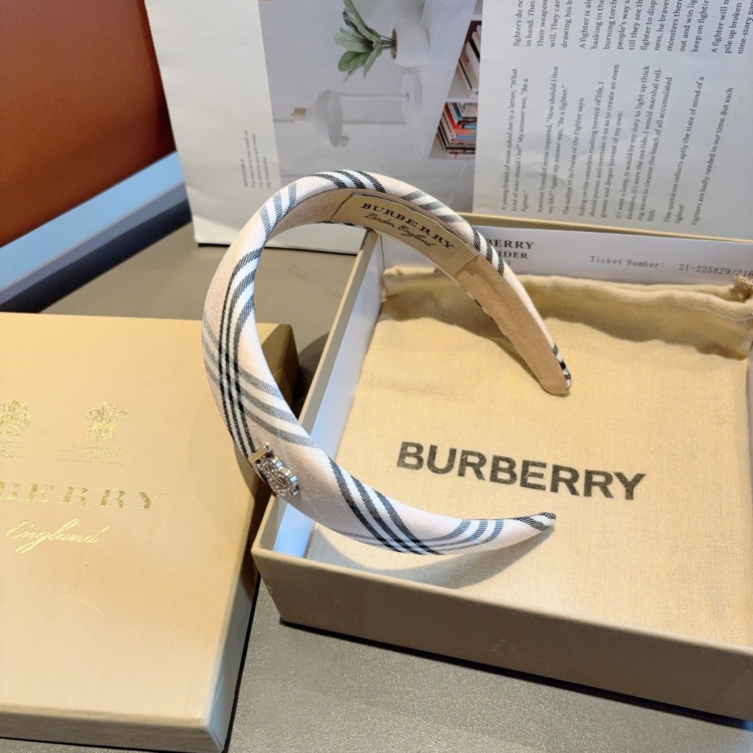 配包装
巴宝莉BURBERRY 新款发箍，客供面料 🎀细节全部实拍！非常耐看又百搭、适合各种场合搭配！