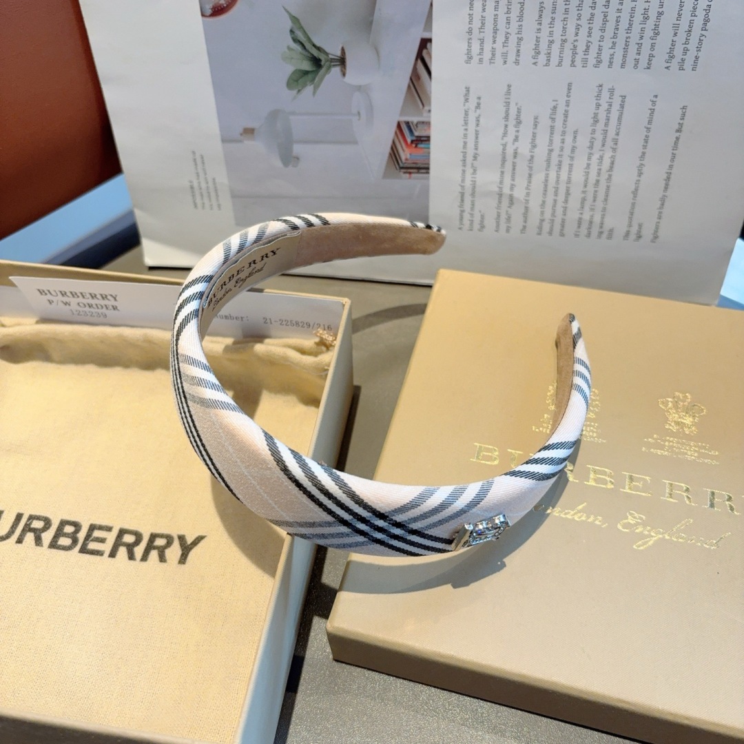 配包装
巴宝莉BURBERRY 新款发箍，客供面料 🎀细节全部实拍！非常耐看又百搭、适合各种场合搭配！