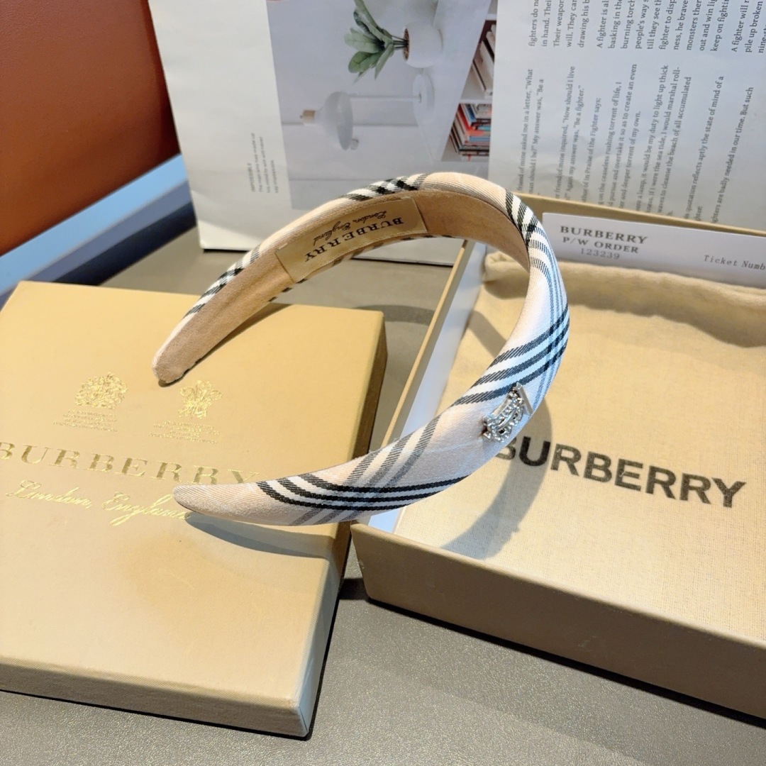 配包装
巴宝莉BURBERRY 新款发箍，客供面料 🎀细节全部实拍！非常耐看又百搭、适合各种场合搭配！