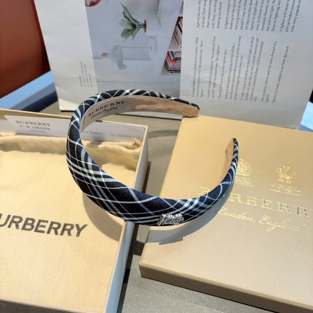 配包装
巴宝莉BURBERRY 新款发箍，客供面料 🎀细节全部实拍！非常耐看又百搭、适合各种场合搭配！