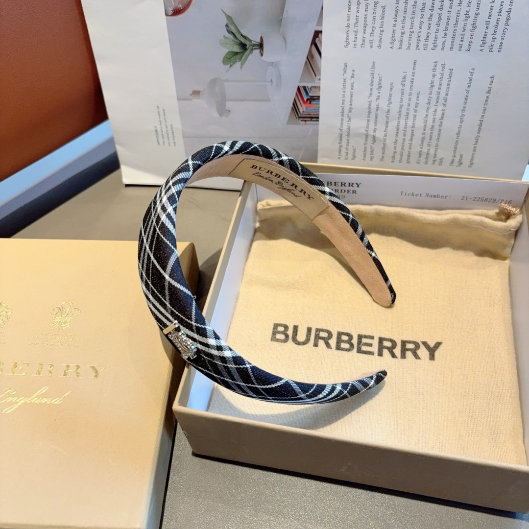 配包装
巴宝莉BURBERRY 新款发箍，客供面料 🎀细节全部实拍！非常耐看又百搭、适合各种场合搭配！