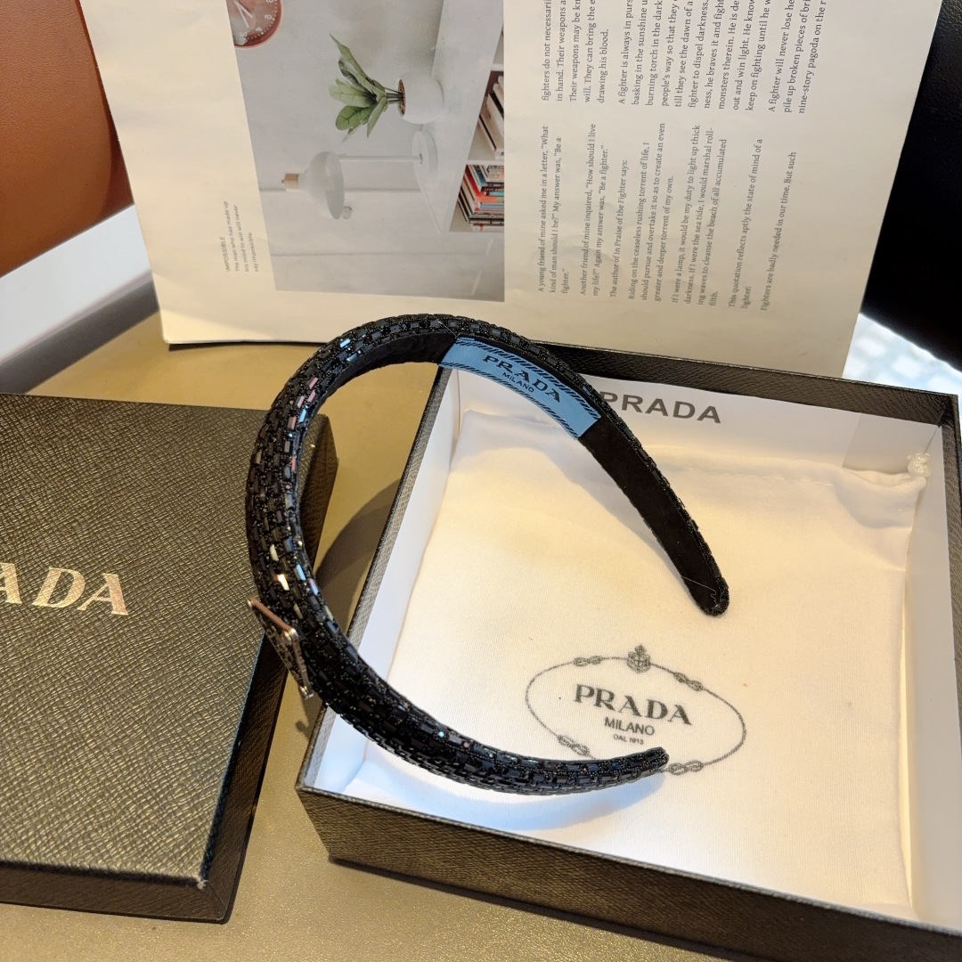 配包装
PRADA （普拉达） 欧美新款贴钻发箍，明星同款 女神必备单品，非常百搭，时尚潮流