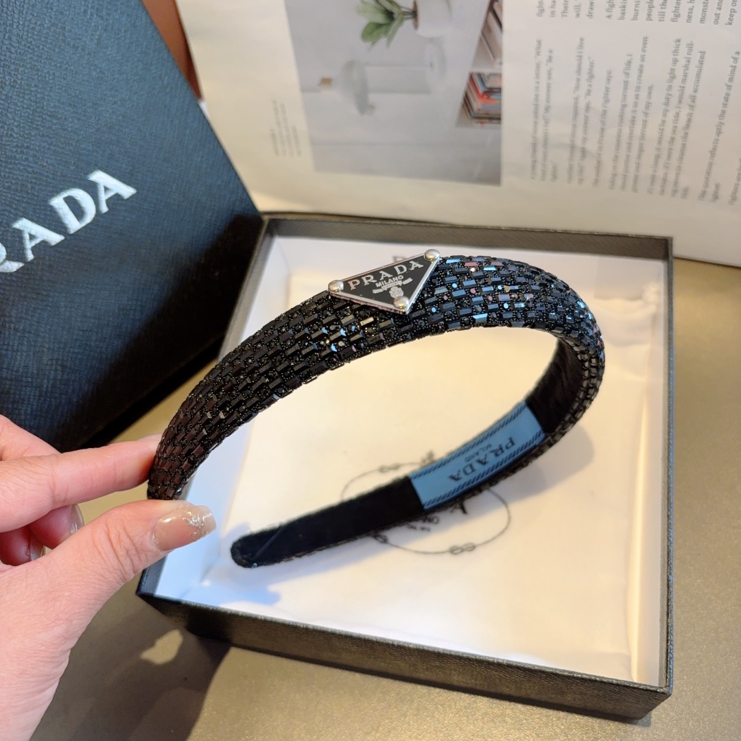 配包装
PRADA （普拉达） 欧美新款贴钻发箍，明星同款 女神必备单品，非常百搭，时尚潮流