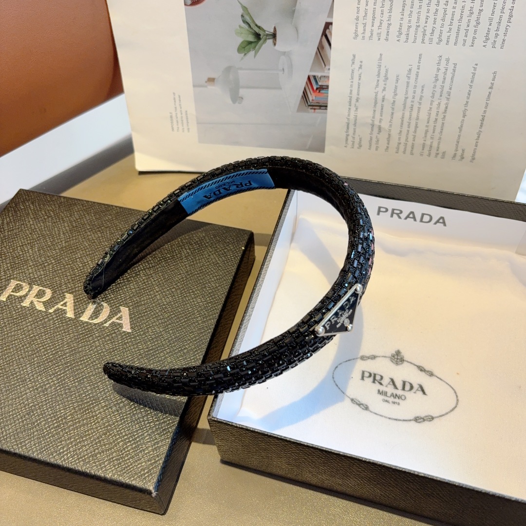 配包装
PRADA （普拉达） 欧美新款贴钻发箍，明星同款 女神必备单品，非常百搭，时尚潮流