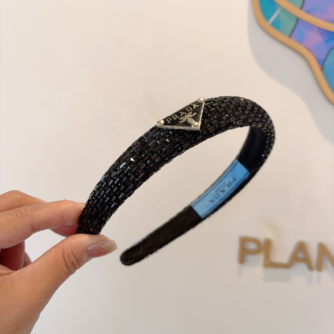 配包装
PRADA （普拉达） 欧美新款贴钻发箍，明星同款 女神必备单品，非常百搭，时尚潮流