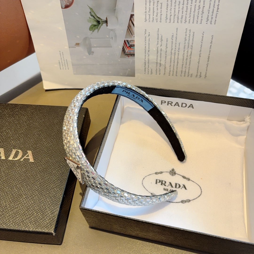 配包装
PRADA （普拉达） 欧美新款贴钻发箍，明星同款 女神必备单品，非常百搭，时尚潮流