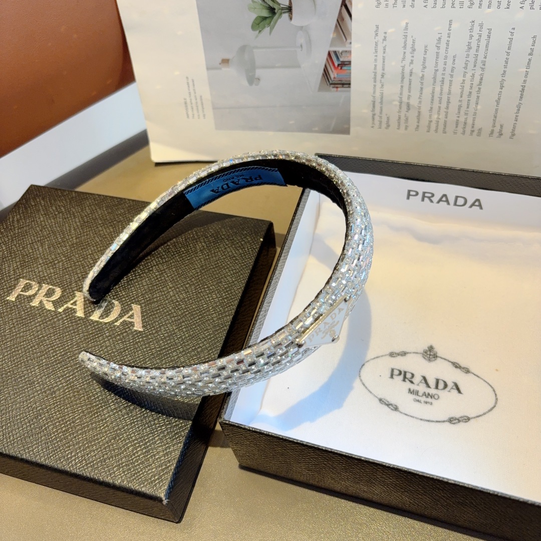 配包装
PRADA （普拉达） 欧美新款贴钻发箍，明星同款 女神必备单品，非常百搭，时尚潮流