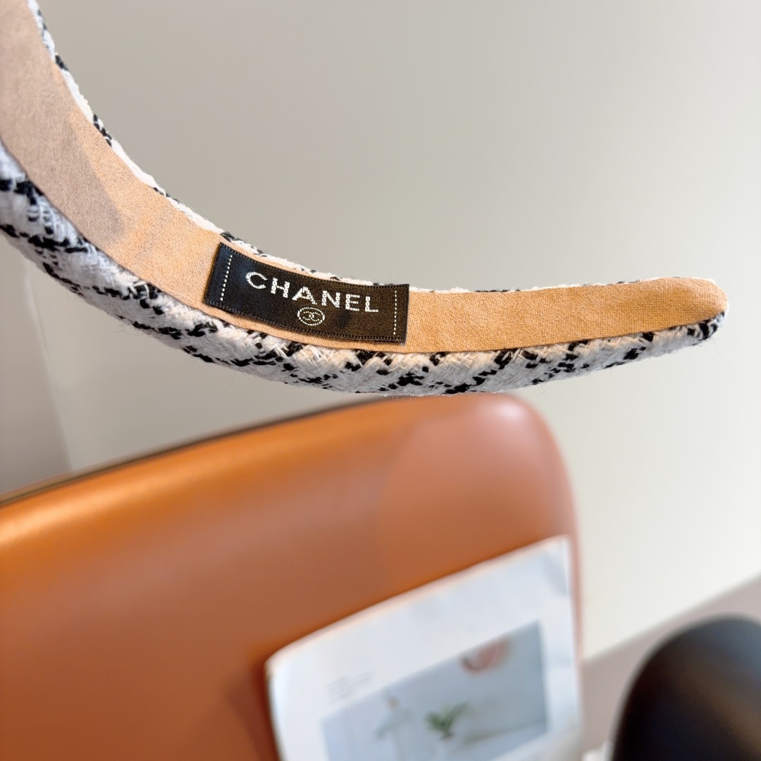 配包装
CHANEL（香奈儿）最新款小香发箍，复古头箍，网红爆款推荐 搭配高端材质，超精致，时尚百搭。