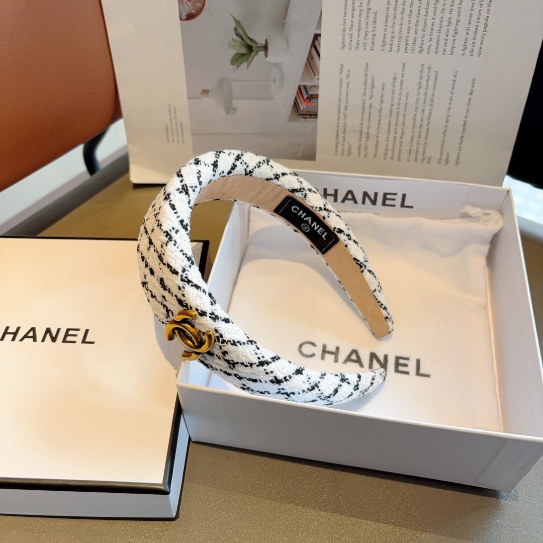 配包装
CHANEL（香奈儿）最新款小香发箍，复古头箍，网红爆款推荐 搭配高端材质，超精致，时尚百搭。