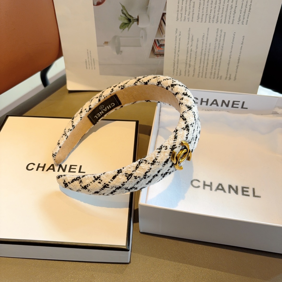 配包装
CHANEL（香奈儿）最新款小香发箍，复古头箍，网红爆款推荐 搭配高端材质，超精致，时尚百搭。