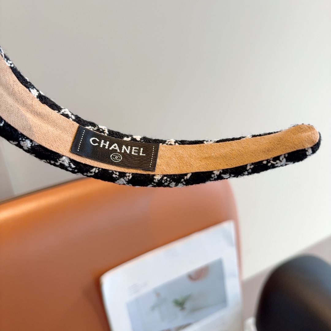 配包装
CHANEL（香奈儿）最新款小香发箍，复古头箍，网红爆款推荐 搭配高端材质，超精致，时尚百搭。