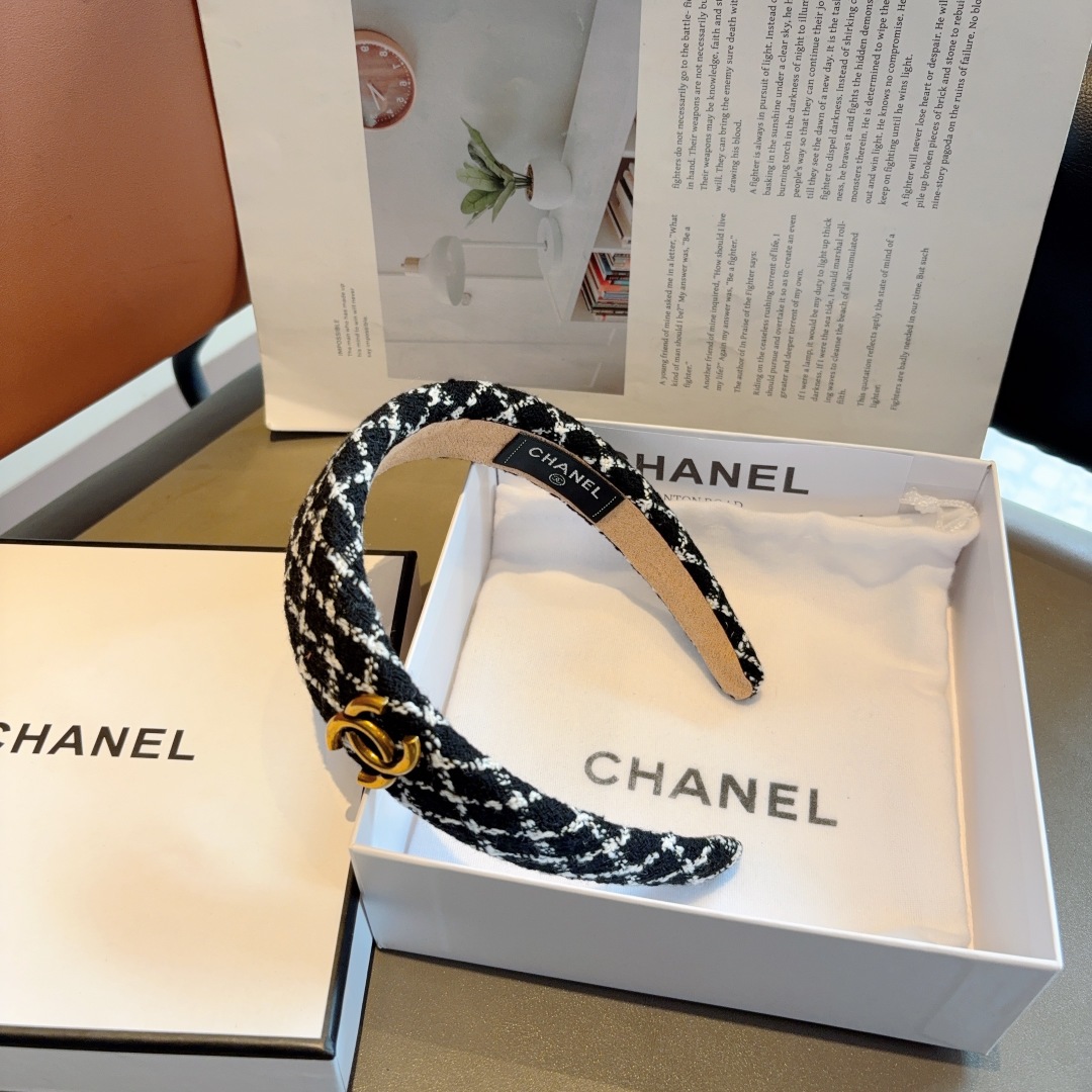 配包装
CHANEL（香奈儿）最新款小香发箍，复古头箍，网红爆款推荐 搭配高端材质，超精致，时尚百搭。
