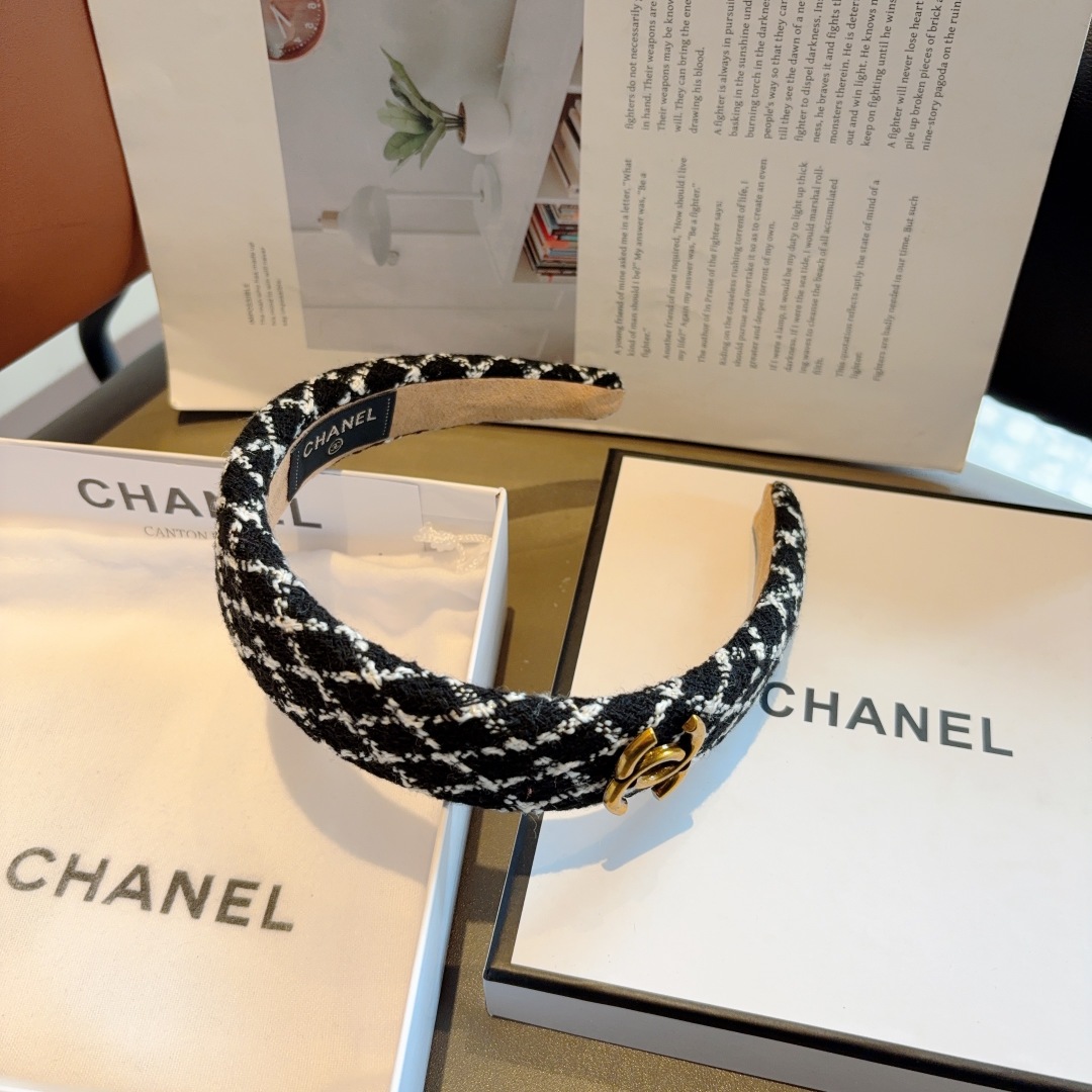 配包装
CHANEL（香奈儿）最新款小香发箍，复古头箍，网红爆款推荐 搭配高端材质，超精致，时尚百搭。