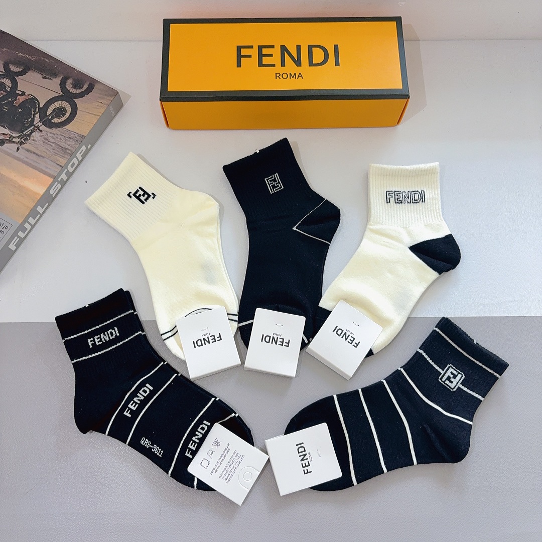 配包装（一盒5双）
FENDI  芬迪  字母双Ｆ爆款中筒袜，纯棉面料， 专柜同款 💓纯棉面料，实用好穿