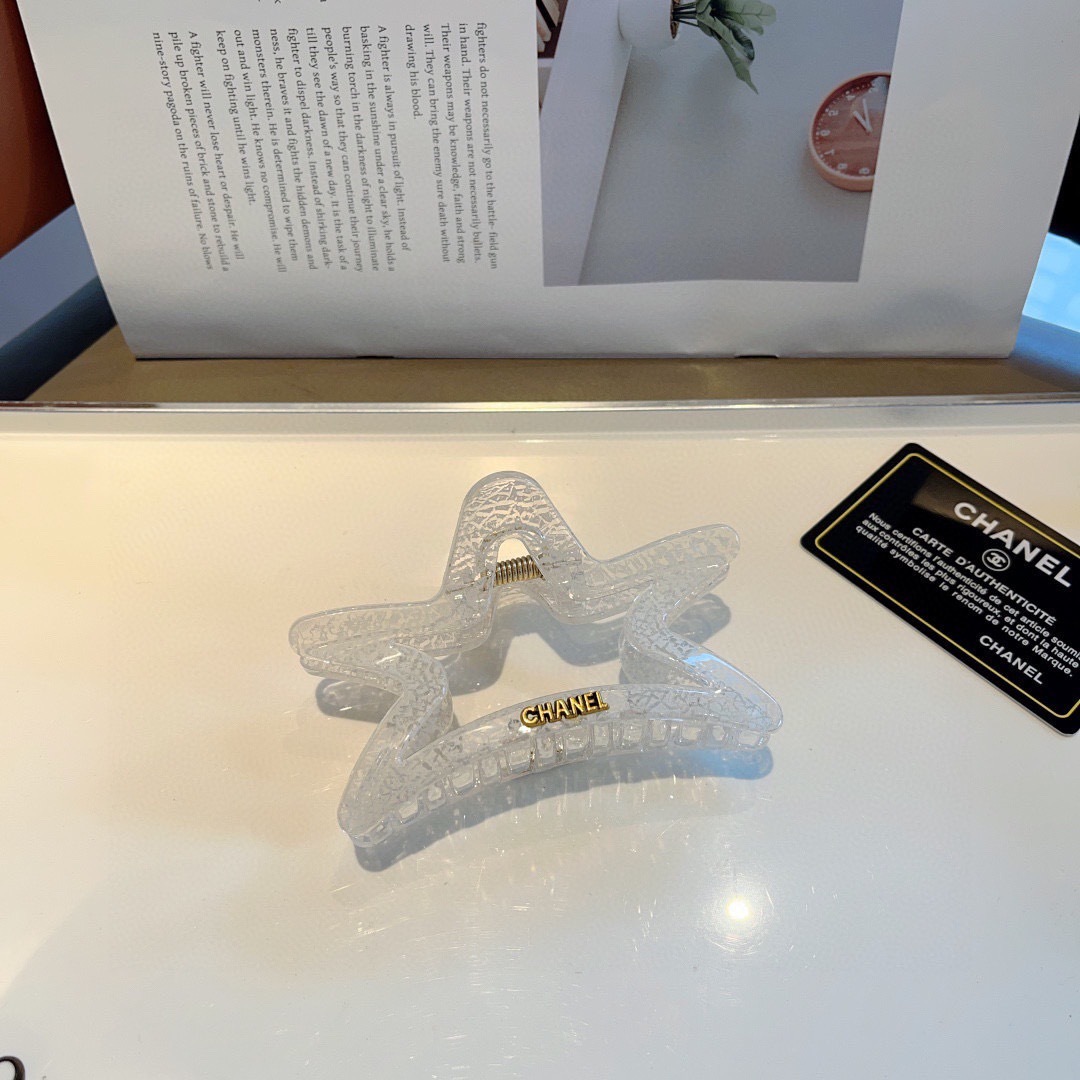 配包装
CHANEL（香奈儿）新款手工五角星形网红抓夹，高级感字母简约复古发夹原单货，潮流时尚百搭款！