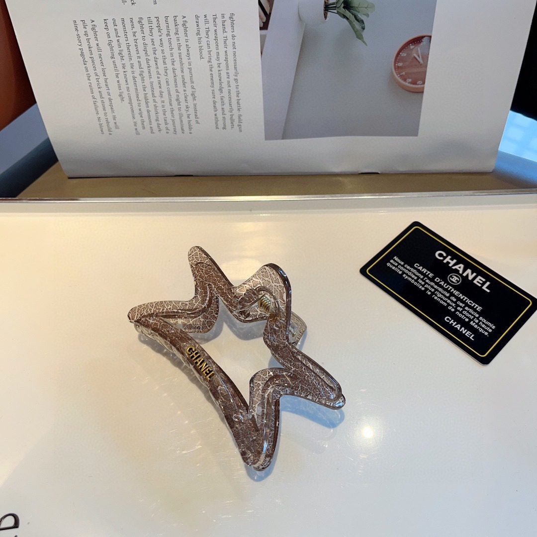 配包装
CHANEL（香奈儿）新款手工五角星形网红抓夹，高级感字母简约复古发夹原单货，潮流时尚百搭款！
