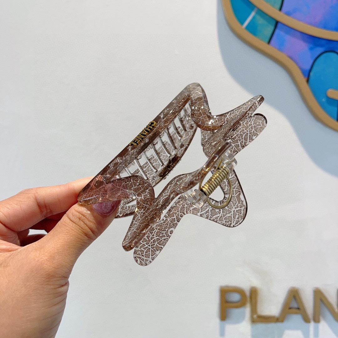 配包装
CHANEL（香奈儿）新款手工五角星形网红抓夹，高级感字母简约复古发夹原单货，潮流时尚百搭款！