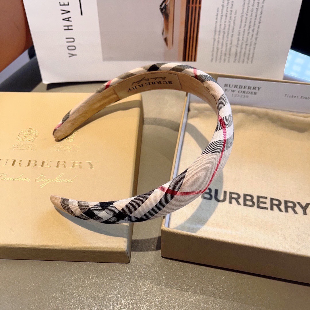 配包装
巴宝莉BURBERRY 新款发箍，客供面料 🎀细节全部实拍！非常耐看又百搭、适合各种场合搭配！