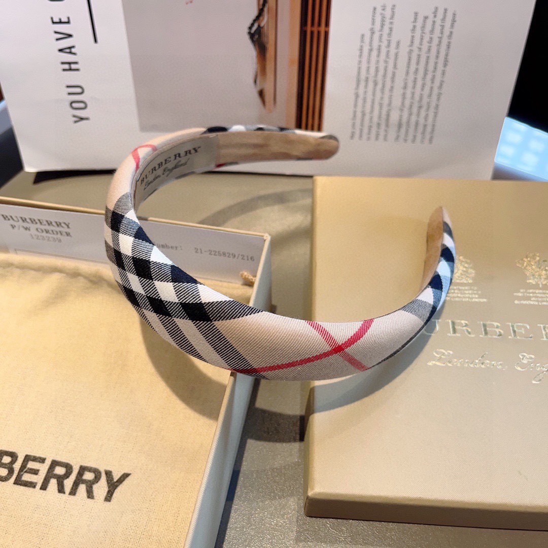 配包装
巴宝莉BURBERRY 新款发箍，客供面料 🎀细节全部实拍！非常耐看又百搭、适合各种场合搭配！