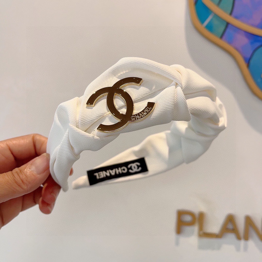 配包装
CHANEL（香奈儿）最新款小香发箍，新品巨显脸小头箍，网红爆款推荐 搭配高端双Ｃlogo ，超