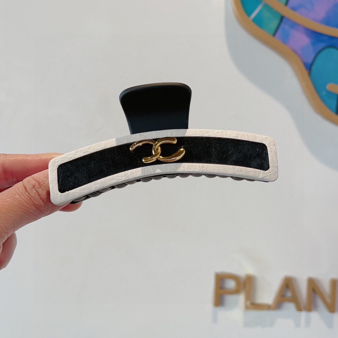 配包装
CHANEL（香奈儿） 新款复古皮质抓夹 鸭嘴夹发夹，经典字母logo弹簧夹， 超精致，转图必爆