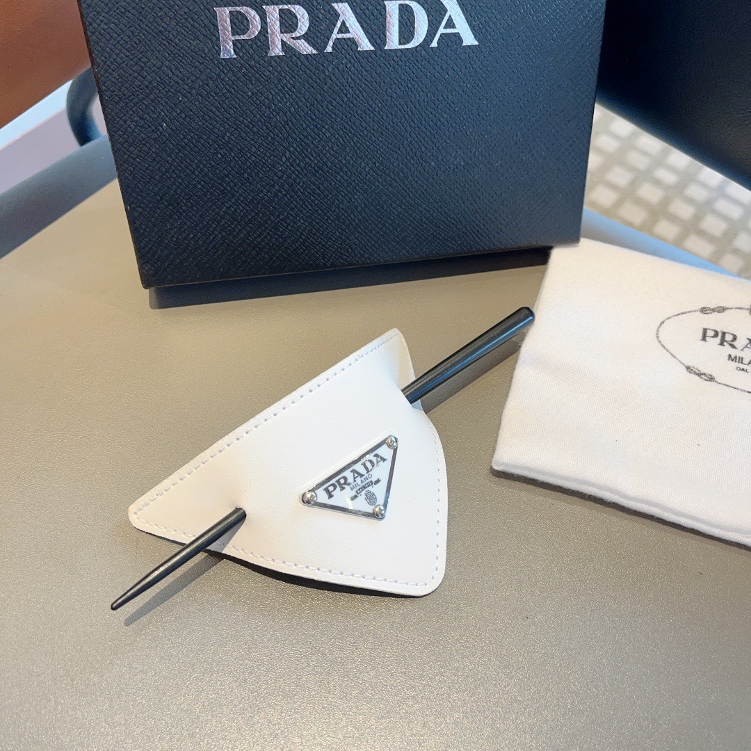 配包装
PRADA（普拉达）三角标欧美法式复古时髦羊皮发簪头饰，佩戴舒适无压力，造型搭配必备！非常时尚百