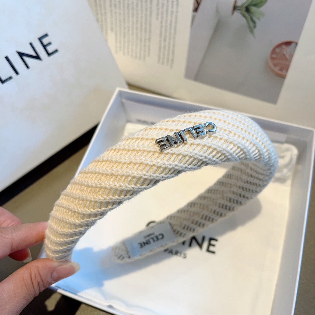 配包装
CELINE（赛琳）韩国新品小清新字母毛线发箍，佩戴舒适无压力，造型搭配必备！时尚外出百搭款发饰
