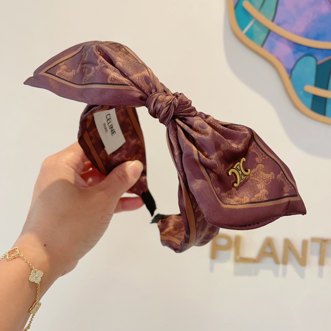 配包装
CELINE（赛琳）新款火爆宽版发箍，佩戴舒适无压力，外出韩版气质头箍、非常时尚百搭！女神必备！