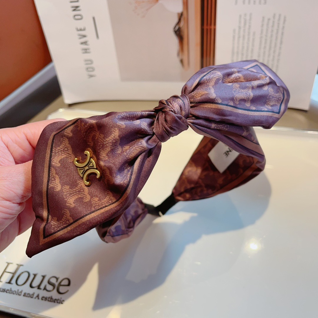 配包装
CELINE（赛琳）新款火爆宽版发箍，佩戴舒适无压力，外出韩版气质头箍、非常时尚百搭！女神必备！