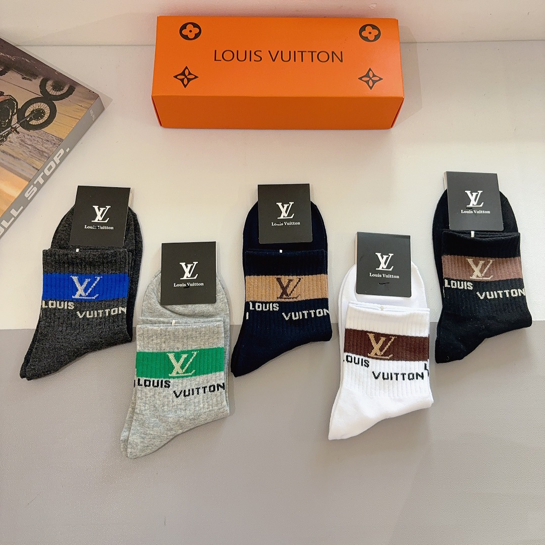 配包装（一盒5双） 
LV  路易威登 超火爆男款中筒袜子、纯棉面料，潮人必备款，个性时尚百搭款，！你值