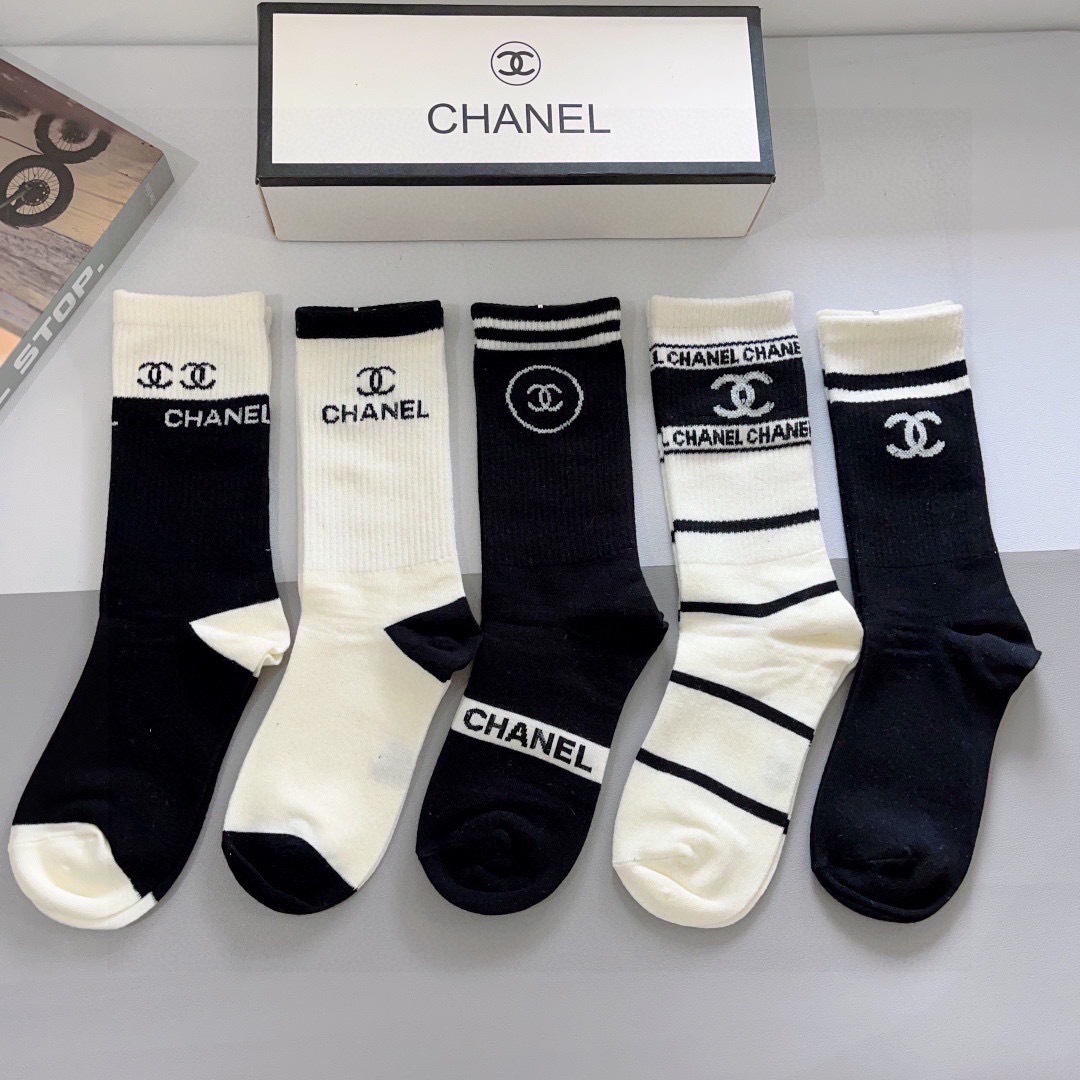 配包装（一盒5双）
CHANEL 香奈儿经典袜子❗️高版本纯棉材质柔软长筒袜 秒杀市场普通货，经典的双C