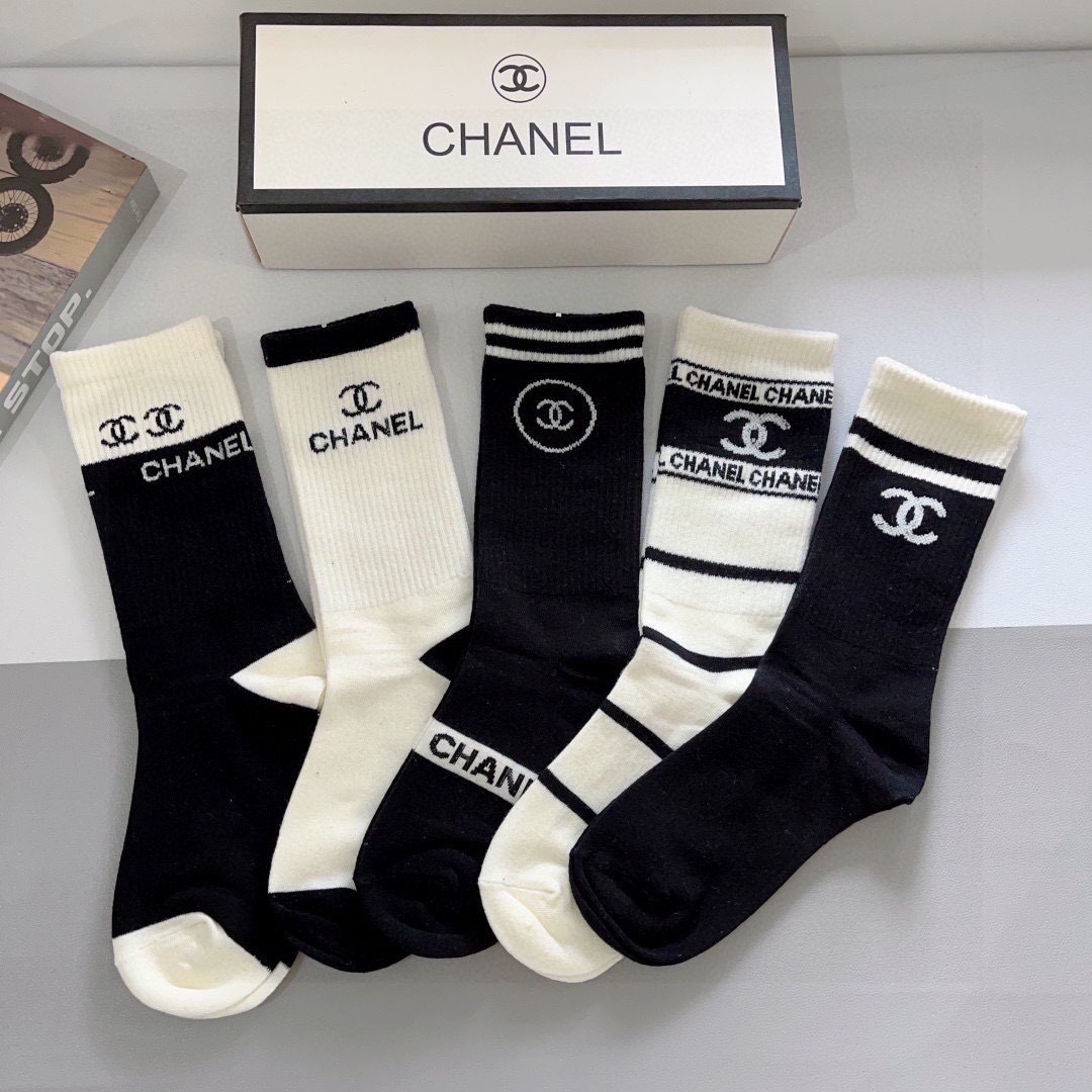 配包装（一盒5双）
CHANEL 香奈儿经典袜子❗️高版本纯棉材质柔软长筒袜 秒杀市场普通货，经典的双C