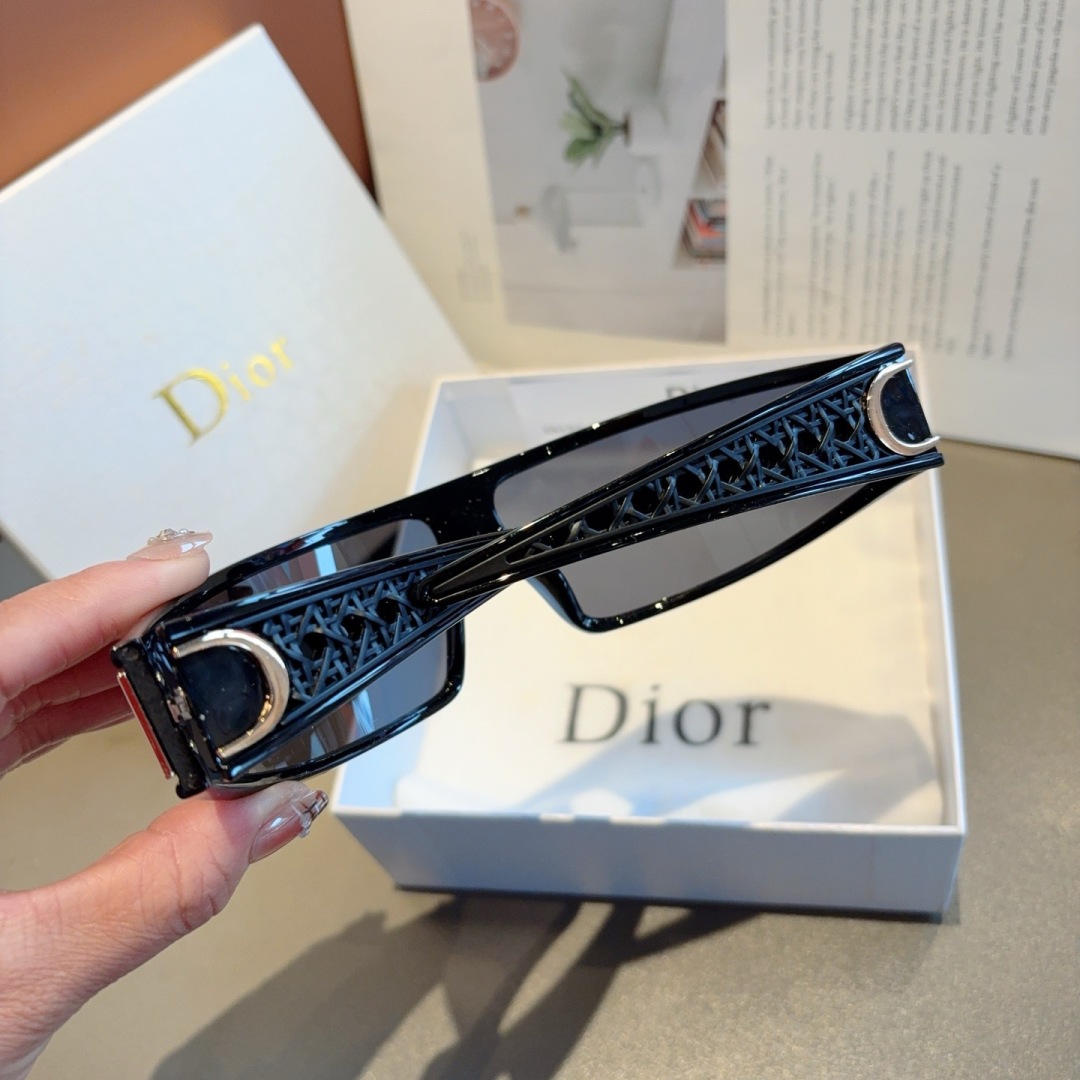 配包装  
DIOR（迪奥）CD太阳镜 可发箍又可眼镜 双用
绝妙设计时髦先锋 超级火爆款！