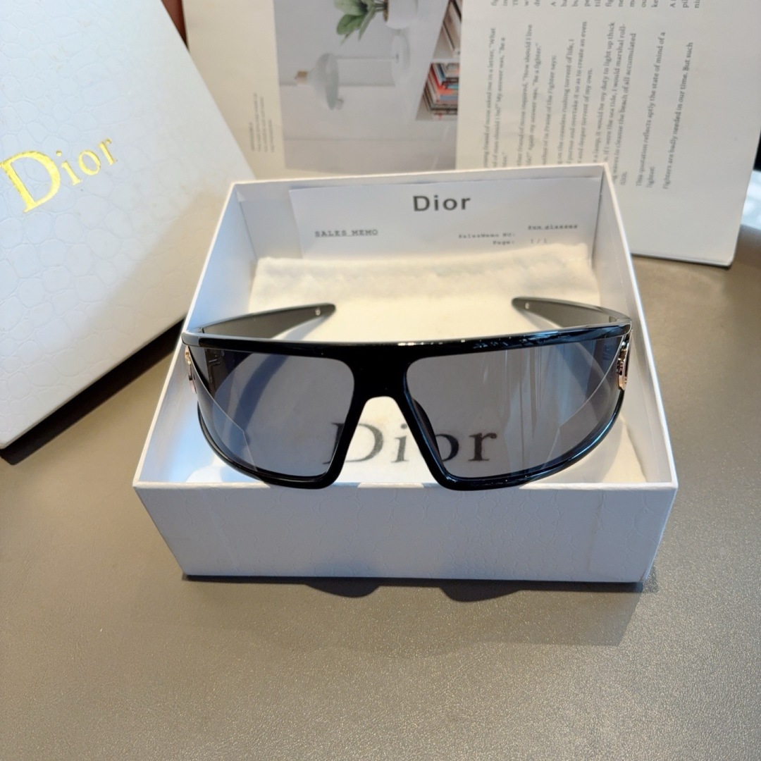 配包装  
DIOR（迪奥）CD太阳镜 可发箍又可眼镜 双用
绝妙设计时髦先锋 超级火爆款！