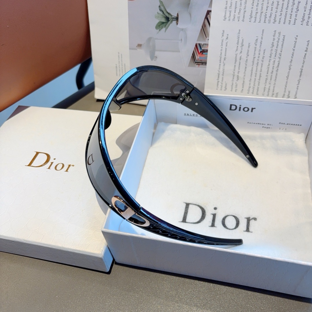 配包装  
DIOR（迪奥）CD太阳镜 可发箍又可眼镜 双用
绝妙设计时髦先锋 超级火爆款！