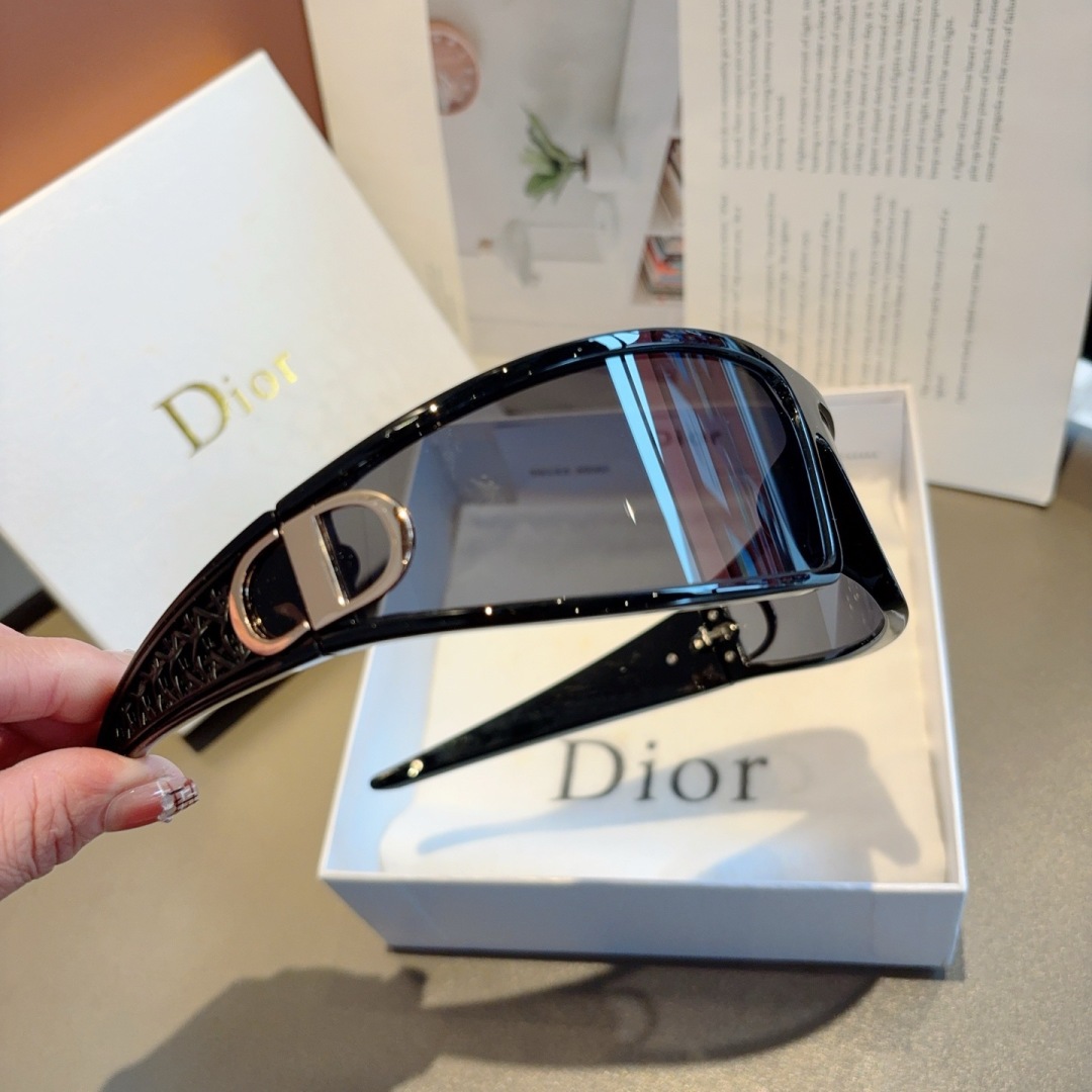 配包装  
DIOR（迪奥）CD太阳镜 可发箍又可眼镜 双用
绝妙设计时髦先锋 超级火爆款！