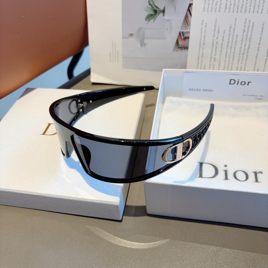 配包装  
DIOR（迪奥）CD太阳镜 可发箍又可眼镜 双用
绝妙设计时髦先锋 超级火爆款！