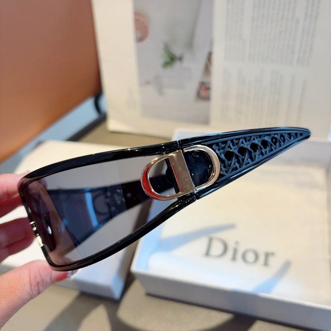配包装  
DIOR（迪奥）CD太阳镜 可发箍又可眼镜 双用
绝妙设计时髦先锋 超级火爆款！